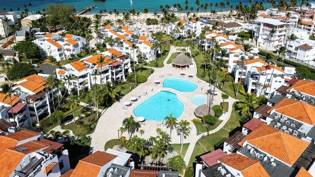 Un complexe hôtelier doté de plusieurs piscines, de villas en bord de mer et offrant une vue sur l’océan.
