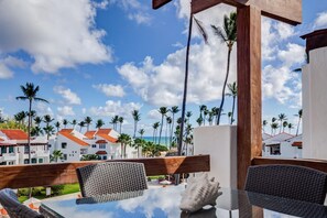 Outdoor dining - TesCosy Beachfront 2 BDR Apartment. STM G406 (BAVARO)