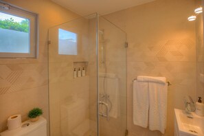 Regadera y secadora de cabello