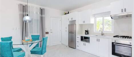 Mikrobølgeovn, ovn, kaffe-/temaskine, brødrister