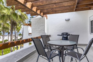 Outdoor dining - Feel the ocean breeze. Oceanview. STM D302 (BAVARO)