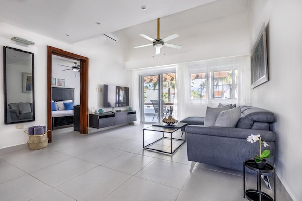 TV - Feel the ocean breeze. Oceanview. STM D302 (BAVARO)