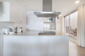 Frigorifero, microonde, forno, piano cottura