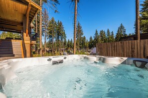 Outdoor spa tub - Legacy Landing Luxury Getaway! 4 Bed House with Hot Tub! (Cle Elum)