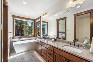 Hair dryer, towels, soap, toilet paper - Legacy Landing Luxury Getaway! 4 Bed House with Hot Tub! (Cle Elum)