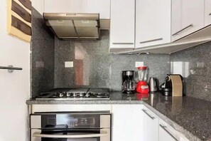 Kühlschrank, Mikrowelle, Ofen, Wasserkocher mit Kaffee-/Teezubehör