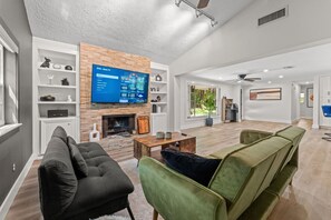 Smart TV, fireplace, video games, printers - Modern Lakefront- Pool Home (Lutz)