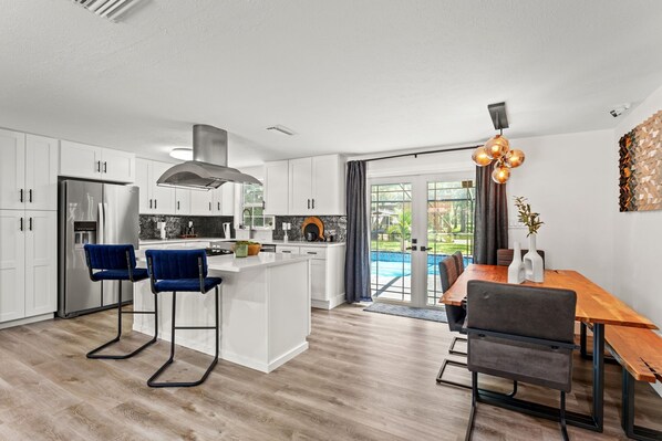 Fridge, microwave, oven, stovetop - Modern Lakefront- Pool Home (Lutz)