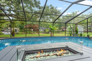 A heated pool - Modern Lakefront- Pool Home (Lutz)