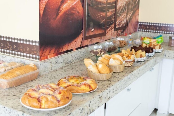 Café da manhã com buffet grátis todos os dias