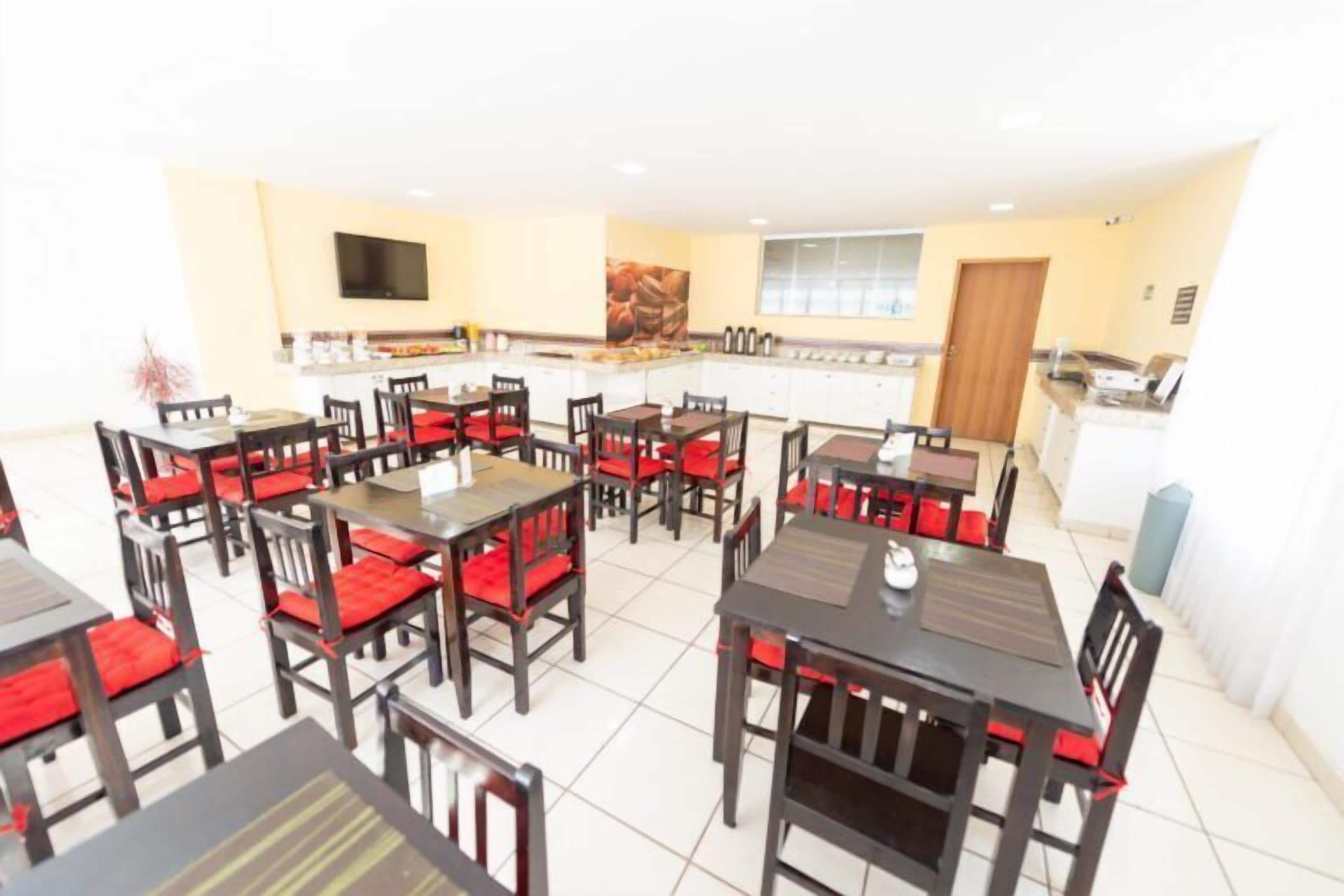 Café da manhã com buffet grátis todos os dias