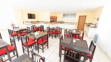 Café da manhã com buffet grátis todos os dias