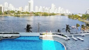 Una piscina con el horizonte de una ciudad al fondo.