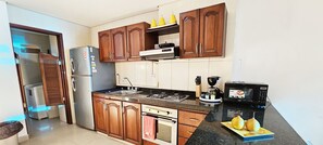 Refrigerador, microondas, horno y cafetera y tetera 