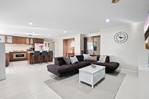 Smart-TV, peis og kontorer