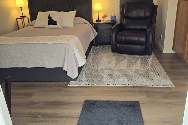 1 habitación, escritorio, tabla de planchar con plancha y wifi