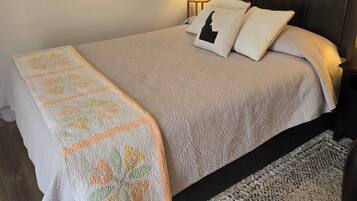 1 bedroom, desk, iron/ironing board, WiFi