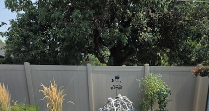 Charming studio in fabulous Meridian, Idaho with WiFi, AC, Private entry.