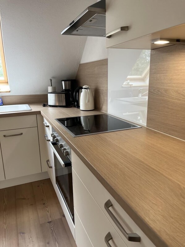 Fridge, oven, dishwasher, coffee/tea maker