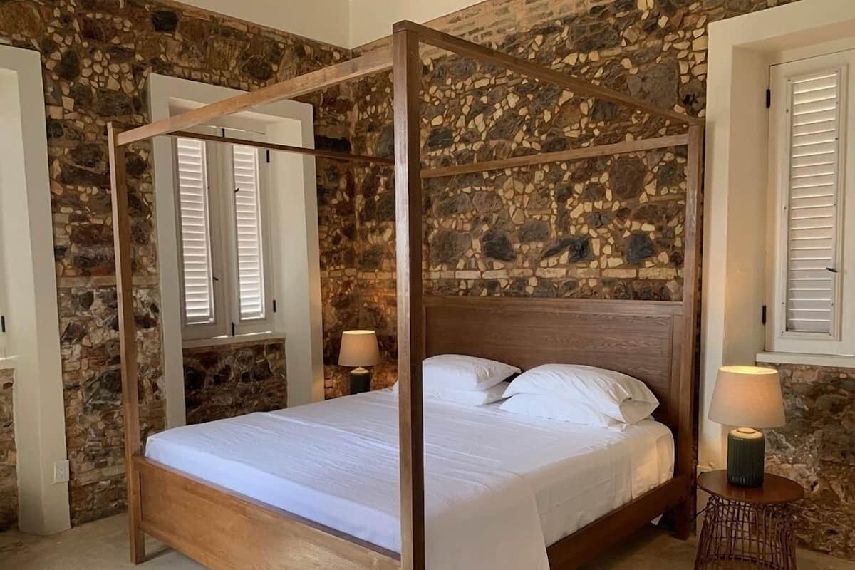 Superior studio suite, 1 kingsize bed, uitzicht op zwembad | 1 slaapkamer, luxe beddengoed, individueel gedecoreerd