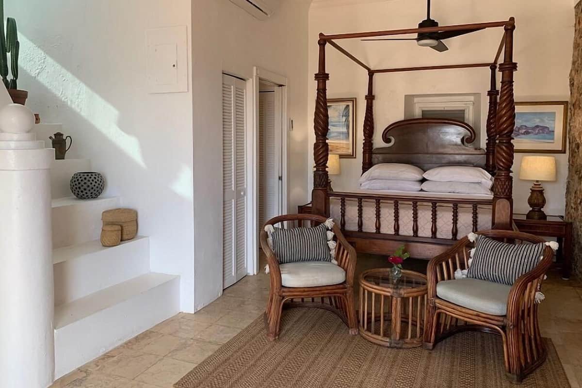Superior studio suite, 1 queensize bed, gedeeltelijk uitzicht op zee | 1 slaapkamer, luxe beddengoed, individueel gedecoreerd