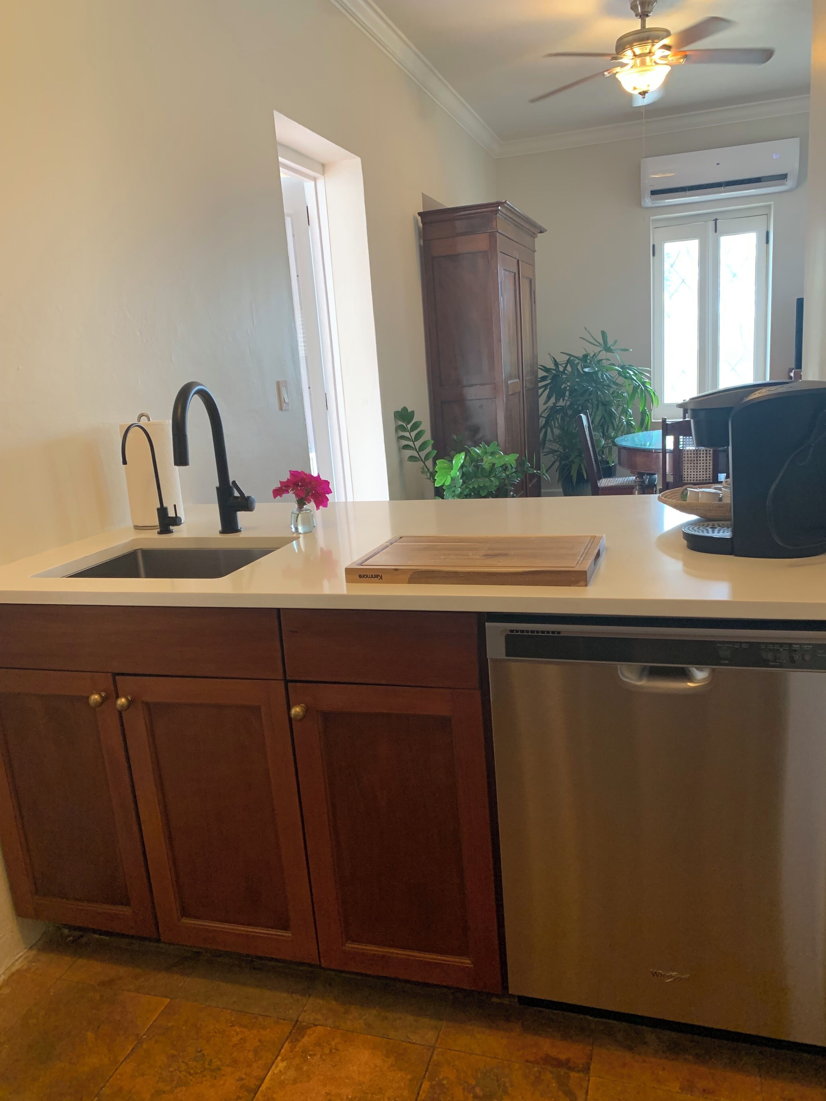 Deluxe Suite (La Mansion) | Private kitchen | Coffee/tea maker, electric kettle, dining table