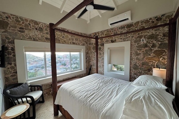 Suite studio Deluxe, 1 grand lit, vue sur l’océan | Literie de qualité, décor unique, ameublement unique