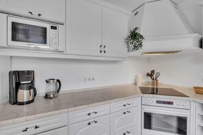 Kühlschrank, Mikrowelle, Wasserkocher mit Kaffee-/Teezubehör