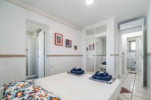 2 bedrooms, iron/ironing board, free WiFi, bed sheets - Apartment with Sea View, Wi-Fi and Air Conditioning (Las Lagunas de Mijas)