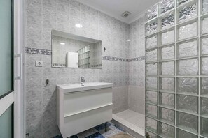 Shower, hair dryer, towels - Apartment with Sea View, Wi-Fi and Air Conditioning (Las Lagunas de Mijas)