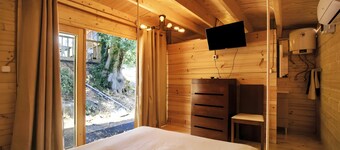 Country House 'Cabana Do Baloiço Do Pitagudo' with Sea View, Shared Terrace and Air Conditioning