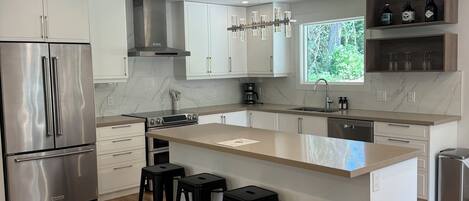 Refrigerador, microondas, horno y parrilla de estufa