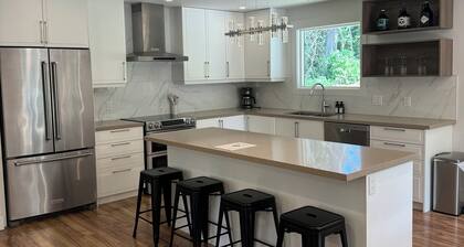 Charming retreat near sproat lake