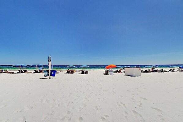 På stranden