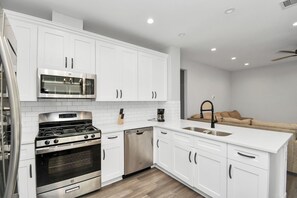 Fridge, microwave, oven, stovetop - Cozy & Stylish Family Friendly in Gated Community (Sugar Land)