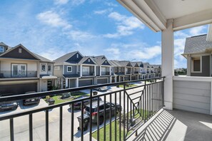 Property grounds - Cozy & Stylish Family Friendly in Gated Community (Sugar Land)