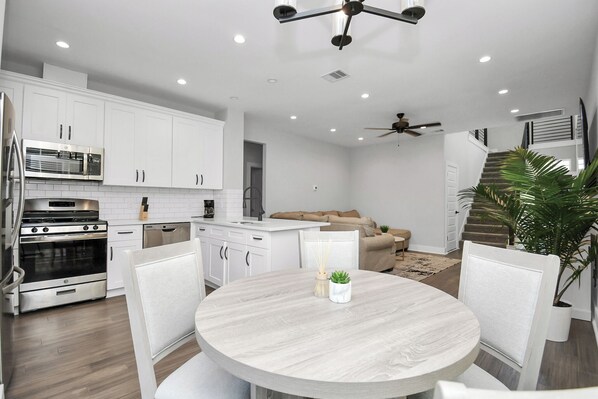 Interior - Cozy & Stylish Family Friendly in Gated Community (Sugar Land)