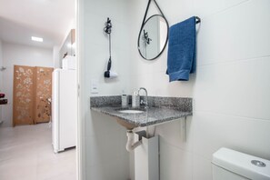 Rainfall showerhead, hair dryer, towels, shampoo - Santo Amaro - Benx 2074 (São Paulo)