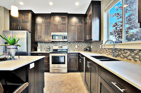 Family House | Private kitchen | Full-size fridge, microwave, oven, stovetop