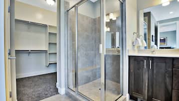 Family House | Bathroom | Separate tub and shower, towels, soap, shampoo