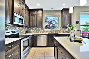 Family House | Private kitchen | Full-size fridge, microwave, oven, stovetop - Entrada at Moab 620 and 624 (Moab)