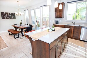 Refrigerador con freezer, microondas, horno, placa de cocina