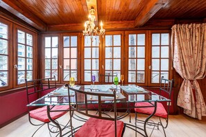 Dining - Apartment 'Lodges Du Canal St Dominique Annecy' with Wi-Fi (Annecy)