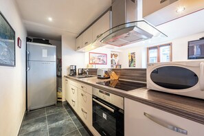 Een koelkast, een magnetron, een oven, een kookplaat