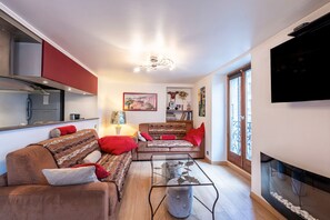 TV, fireplace - Apartment 'Lodges Du Canal St Dominique Annecy' with Wi-Fi (Annecy)