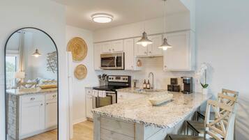 Apartment (1 Bedroom) | Private kitchen | Fridge, microwave, oven, stovetop