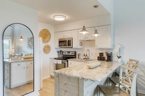 Appartement (1 Bedroom) | Cuisine privée | Réfrigérateur, micro-ondes, four, plaque de cuisson