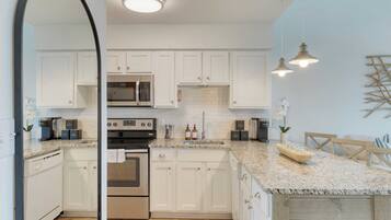 Apartment (1 Bedroom) | Private kitchen | Fridge, microwave, oven, stovetop