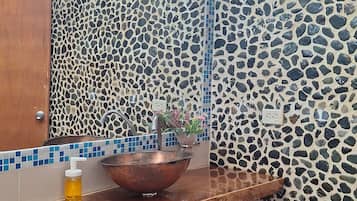 Standaard huisje, 1 slaapkamer, balkon, tuin | Badkamer | Een douche, handdoeken, zeep, toiletpapier