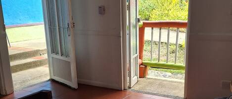 Baita Standard, 1 camera da letto, balcone, lato giardino | 1 camera, Wi-Fi gratuito, lenzuola